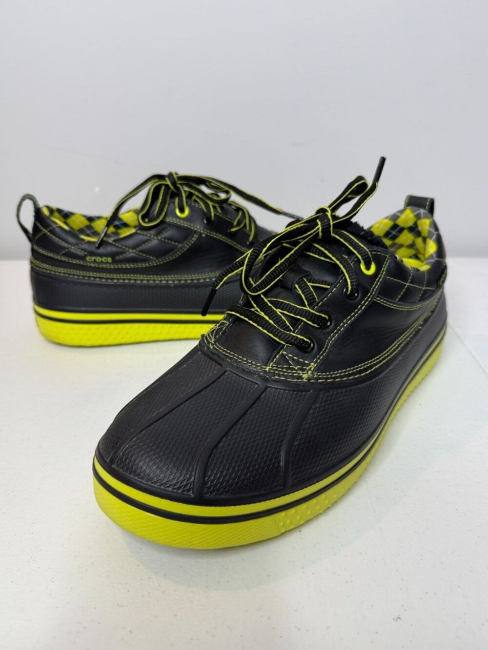 Crocs Golf Mens 12 Black Neon Yellow Spikeless Golf Shoes Lace Up Plaid Sporty